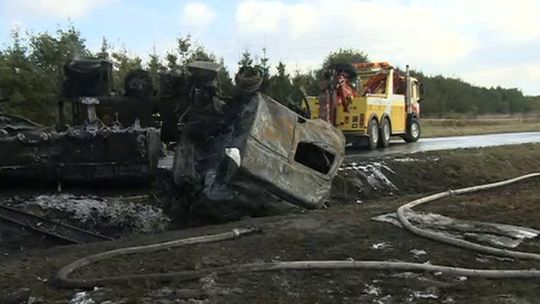 Tragiczny wypadek w Prusicach. Spłonęła karetka i cysterna (wideo)