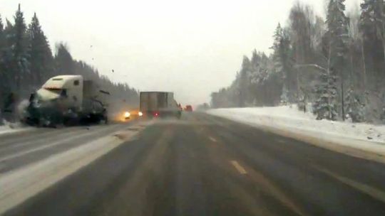 Tragiczny wypadek w Rosji. Ciężarówka rozerwała auto na części (wideo)