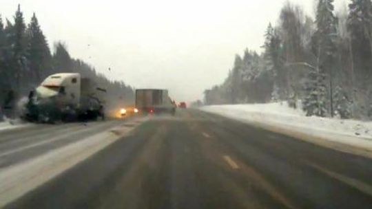 Tragiczny wypadek w Rosji. Ciężarówka rozerwała auto na części (wideo)