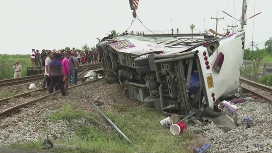 Tragiczny wypadek w Tajlandii. Co najmniej 18 osób zginęło w zderzeniu autokaru z pociągiem towarowym