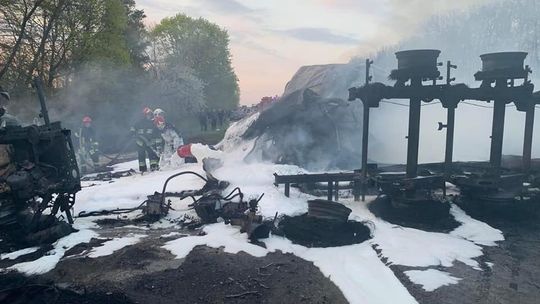 Tragiczny wypadek w Ukrainie. W zderzeniu trzech pojazdów i w pożarze cysterny zginęło 27 osób [zdjęcia, wideo]