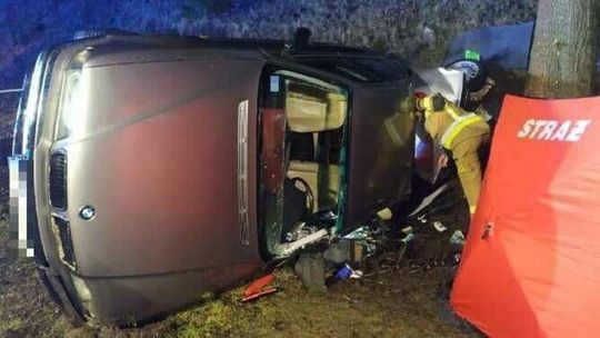 Tragiczny wypadek we wtorkową noc. Auto uderzyło w drzewo, a kierowca zginął