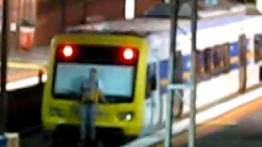 Train-surfing nową modą w Australii (wideo)