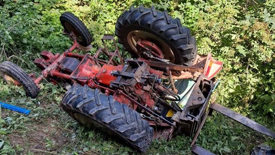 Traktor na dachu. Strażacy wydobyli mężczyznę z kabiny