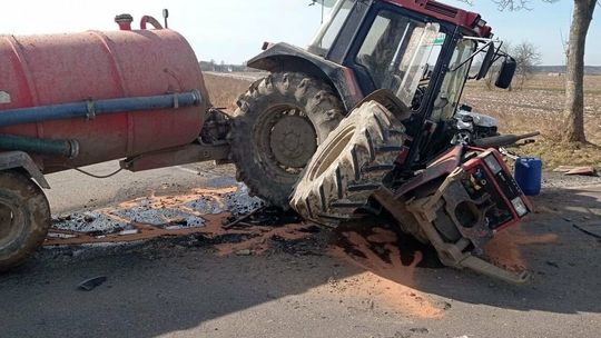 Traktor z beczkowozem zderzył się z osobową kią. Dwie osoby w szpitalu