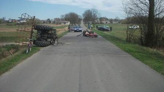 Traktor złamał się na pół po zderzeniu z volkswagenem