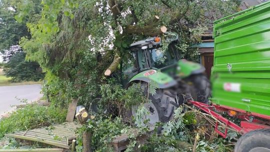 Traktorem przez ogrodzenie prosto w dom