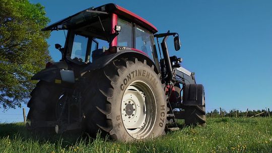 Traktorzysta jechał slalomem. Tłumaczył, że bardzo chciało mu się pić