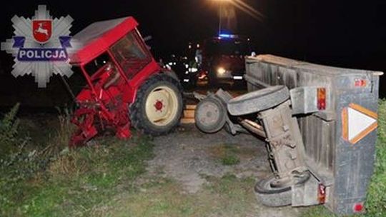 Traktorzysta wjechał pod pociąg pospieszny na przejeździe. Rozerwało ciągnik