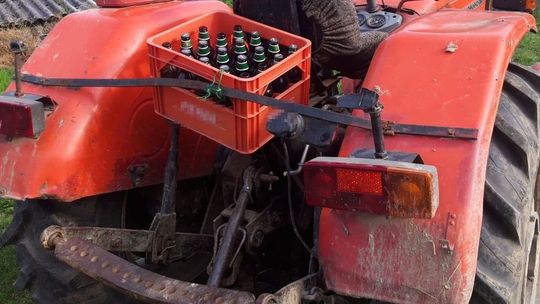 Traktorzysta wydmuchał 3 promile, wiózł jeszcze skrzynkę piwa