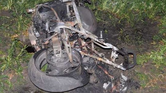 Traktorzysta wymusił pierwszeństwo. Motocykl doszczętnie spłonął [zdjęcia]