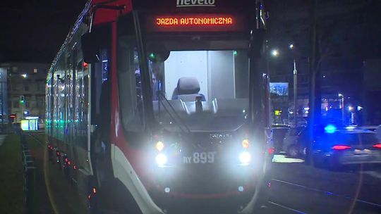 Tramwaj bez motorniczego jeździ nocą po Krakowie