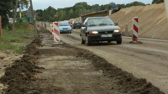 Trasa nałęczowska: Kierowcy skarżą się na fatalny stan objazdu. Ale niedługo zmiana organizacji ruchu