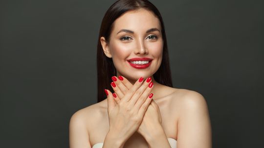 Trendy w manicure hybrydowym w 2026 roku - poznaj je wszystkie!