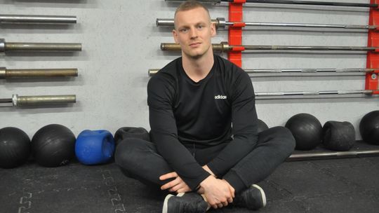 Trener crossfitu tłumaczy jak prawidłowo ćwiczyć w domu