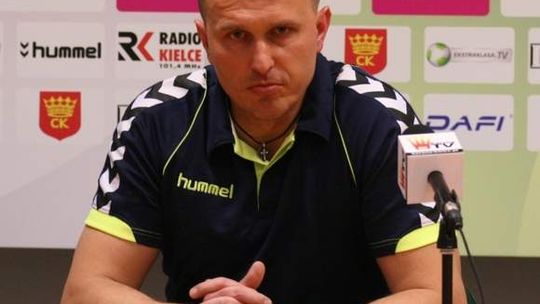 Trener Korony Kielce motywuje swoich piłkarzy... filmami
