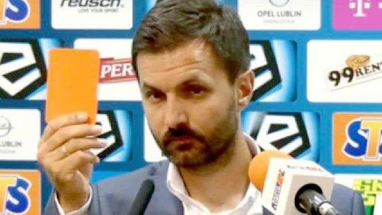 Trener wyjął kartkę na konferencji. "Sędzia zabił mecz"