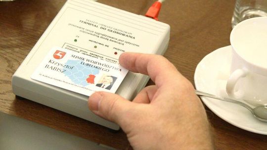 Trochę elektroniki i... radny się gubi. Wpadka na sesji sejmiku