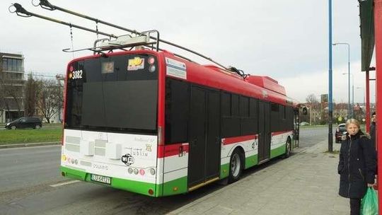 Trolejbus z zaklejonymi wszystkimi szybami jeździł dziś po Lublinie