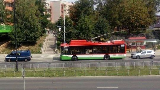 Trolejbus zahamował. Pasażerka w szpitalu