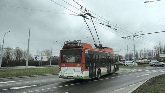Trolejbusy zajeżdżają drogę, przecinają ciągłą linię. "Musimy, bo źle zawieszono nam sieć"
