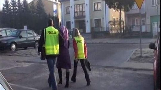 Troskliwa mama dawała łapówki nauczycielowi za dobre oceny syna