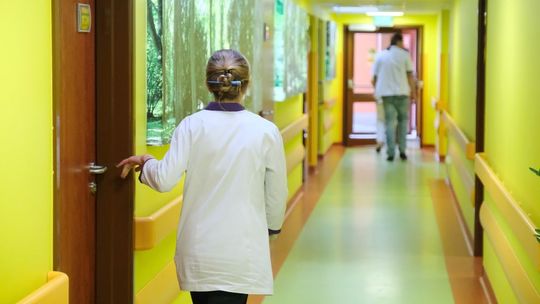 Trudna sytuacja finansowa COZL. Pacjenci "niemal na wszystkich oddziałach leżą na dostawkach"