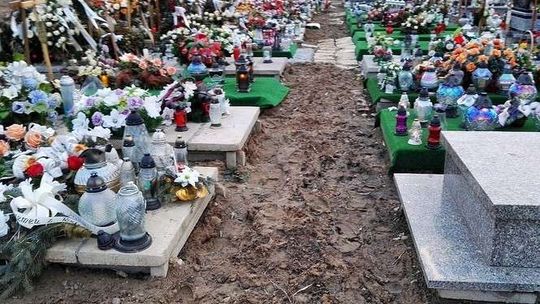 Trudno o zadumę. Cmentarz na Majdanku tonie w błocie i kałużach