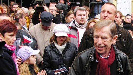 Trumna z ciałem Havla wystawiona na widok publiczny