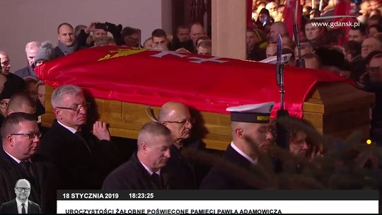Trumna z ciałem Pawła Adamowicza w Bazylice Mariackiej. Nieśli ją prezydenci miast [zdjęcia, wideo]