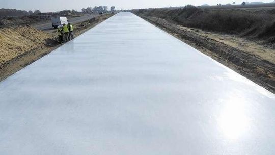Trwa budowa S17 w stronę Warszawy. Jak wygląda układanie betonowej nawierzchni? [zdjęcia, wideo]