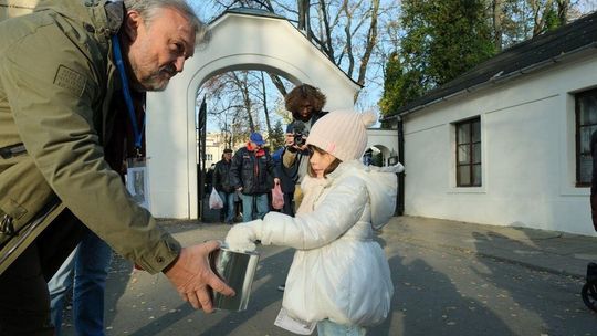 Trwa kwesta na cmentarzu przy ul. Lipowej. Datki pomagają zbierać także artyści i sportowcy