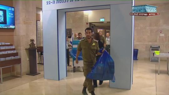 Trwa liczenie głosów po wyborach w Izraelu. Netanjahu i opozycja blisko remisu