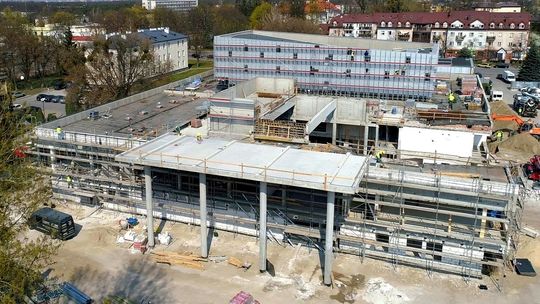 Trwa przebudowa Domu Chemika w Puławach. Zdjęcia i wideo z drona