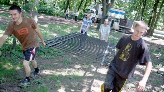 Trwa remont Ogrodu Saskiego. Wycinają drzewa, rozbierają alejki (zdjęcia, wideo)