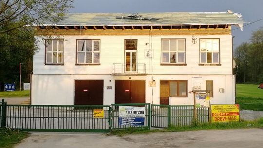 Trwa remont strażackiej remizy. Rozebrany został już stary dach