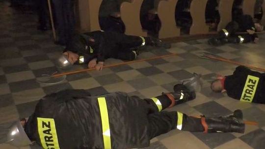 Trwa rezurekcja, a strażacy nagle padają na podłogę [wideo]