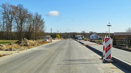 Trwa rozbudowa drogi Gałęzów - Zakrzówek. Inwestycja za blisko 15 mln zł