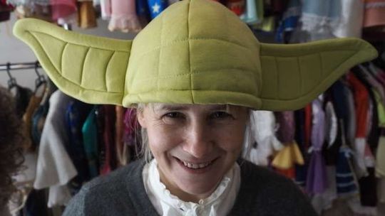 Trwa sezon na szkolne bale. Ruch w wypożyczalniach strojów (zdjęcia)