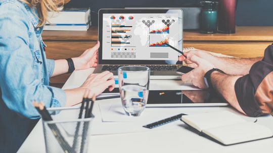 Trwałość ma znaczenie – przegląd technik nadruku na gadżetach reklamowych