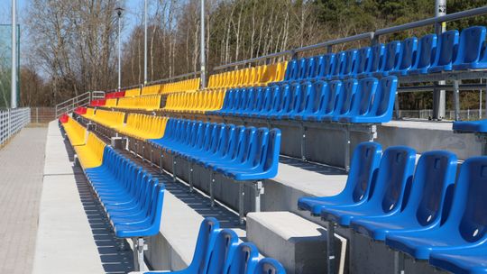 Trybuna stadionu w Gołębiu gotowa. Murawa czeka na pielęgnację [zdjęcia]