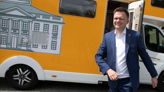 Trzaskowski liderem, Mentzen zyskuje, Hołownia jedzie do Zamościa