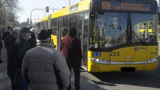 Trzech mężczyzn pobiło kontrolerów w autobusie