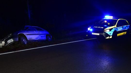Trzech pijanych mężczyzn i auto w rowie. Właściciel „przypomniał sobie”, że prowadził