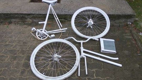 Trzeci raz w tym roku zniszczyli ghost bike'a. Ktoś go pociął i porzucił