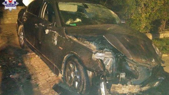 Trzej pijani mężczyźni, a obok samochód w rowie. Kto kierował BMW?