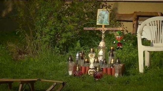 Trzepak przewrócił się na dziewczynkę. Zmarła po kilku dniach