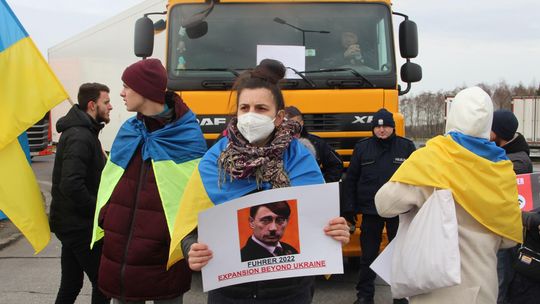 Trzy dni blokowali tiry z "dostawami śmierci". Odpuścili, gdy wkroczyła policja