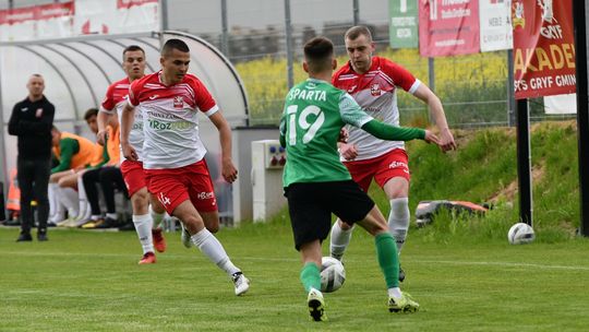 Trzy drużyny z utrzymaniem w IV lidze, POM Iskra i Sparta walczą o czwarte miejsce