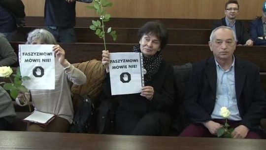 Trzy miesiące więzienia za spalenie kukły żyda na rynku